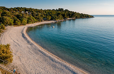 Der kiesige Hauptstrand befindet sich entlang der Küste des Brioni Sunny Camping.