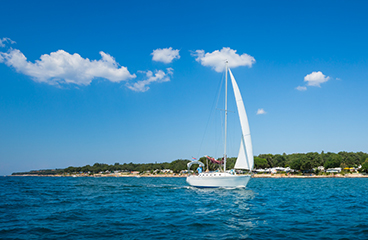 Weiße Segelboot auf dem Adriatischen Meer
