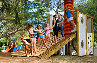 Gruppe von Kindern spielen auf dem Kinderspielplatz beim Camping Brioni