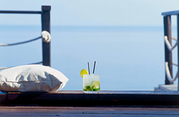 Een mojito cocktail met de Adriatische zee op de achtergrond