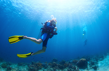 Vrouw verkent de Adriatische Zee met duikcentrum Poreč