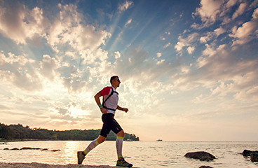 Uomo che fa jogging lungo la costa del mare Adriatico