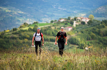 Due uomini in escursione su uno dei sentieri trekking vicino a Labin