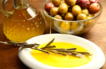 Ramo d'ulivo immerso nell'olio d'oliva
