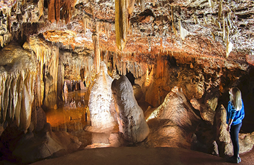Ragazza che scatta una foto alla magnifica Grotta Baredine vicino a Višnjan