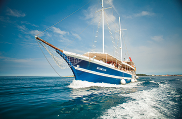 Izlet turističnega čolna na Jadranskem morju