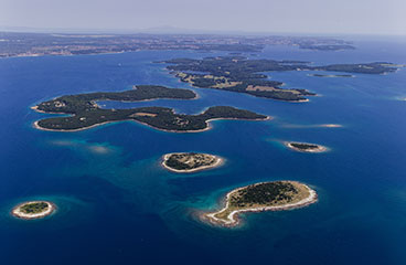 Luftaufnahme des Nationalparks Brijuni, umgeben vom Adriatischen Meer