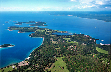 Zračni pogled na Nacionalni park Brijuni, obdan z Jadranskim morjem