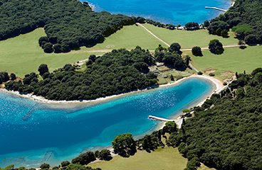Foto aerea del Parco Nazionale Brioni, una serie di bellissime isole protette appena al largo della costa dell'Istria