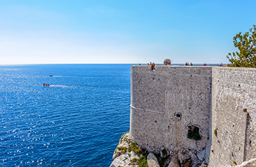 Mura della Città Vecchia di Dubrovnik e vista sul cristallino mare Adriatico