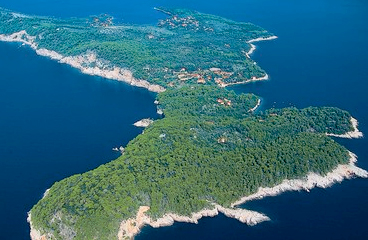 Luchtfoto van de groene Elaphiti-eilanden omgeven door de Adriatische Zee