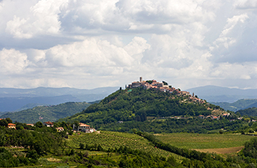 Motovun, een kleine middeleeuwse stad bovenop een groene heuvel