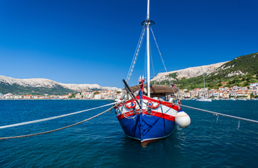 a boat tied to a rope