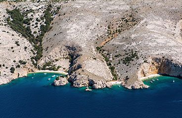 Najeti čoln na morju na otoku Krk