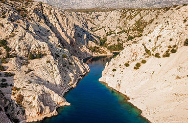 Zračni pogled na most Krk nad Jadranskim morjem, ki povezuje otok s celino