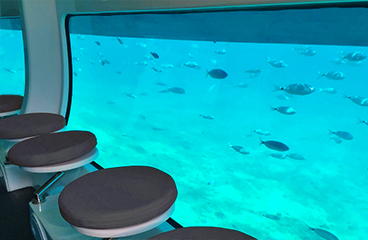 Catamaran met glazen bodem die de onderwaterwereld van de Adriatische zee verkent