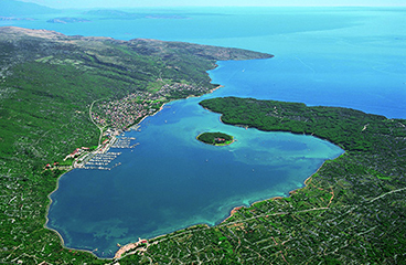 Vista aerea dell'isola di Krk circondata dal mare