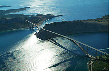 Vista aerea del ponte di Krk sul mare Adriatico che collega l'isola alla terraferma