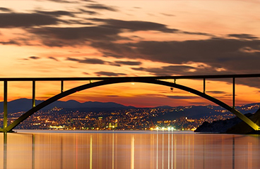Die Krk-Brücke bei Sonnenuntergang mit Blick auf die Bakar-Bucht