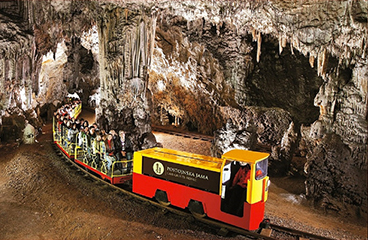 Tourtrein bij de Postojna-grot in Slovenië