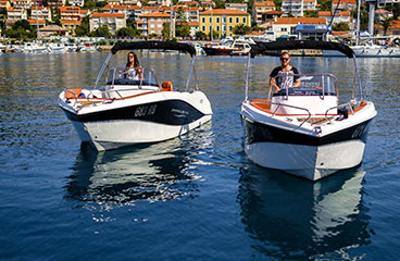 Zračni pogled na otok in mesto Rab, obdano z modrim Jadranskim morjem