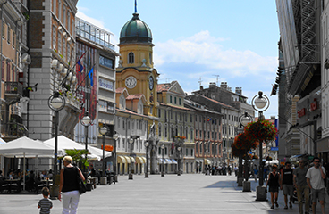 De hoofdstraat van Rijeka 'Korzo' met zijn beroemde klokkentoren