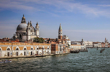 Venetië met zijn historische gebouwen omringd door de zee