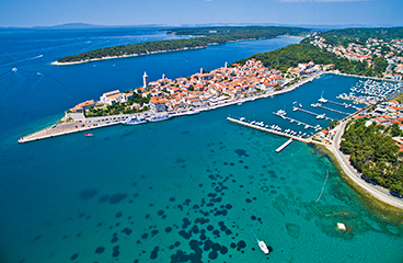 Luchtfoto van het eiland en de stad Rab en de jachthaven