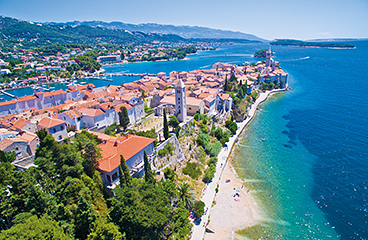 Zračni pogled na otok in mesto Rab, obdano z modrim Jadranskim morjem