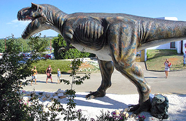 Statua di dinosauro nel Dino Park vicino a Funtana
