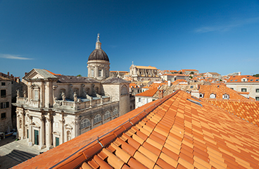 Vista sulla cattedrale di Dubrovnik dalla prospettiva di un tetto arancione