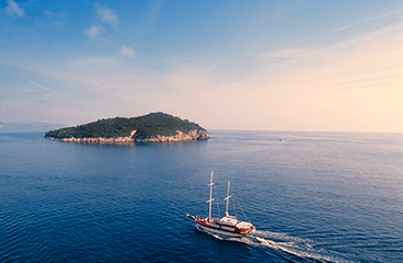 Jadrnica, ki potuje proti Lokrumu, majhnemu otoku blizu Dubrovnika