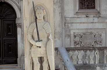 De zuil van Orlando, een openbaar monument in de vorm van een standbeeld dat een zwaard en een schild vasthoudt