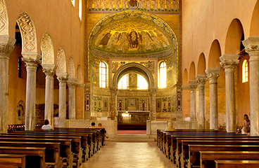 Notranjost Evfrazijeve bazilike v Poreču