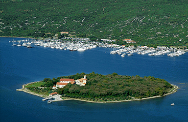 Het kleine eiland Košljun ligt midden in de kristalheldere blauwe zee nabij Punat