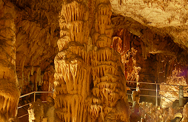 Biserujka-grot met een breed scala aan stalactieten en stalagmieten