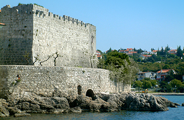 Het indrukwekkende Franciscaanse kasteel, een grootse middeleeuwse structuur, omgeven door de Adriatische Zee