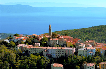 Luchtfoto van Labin, een traditioneel Istrisch dorp aan de kust, omgeven door natuur