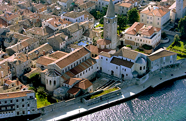 Luchtfoto van het historische centrum van Poreč aan de Adriatische Zee.