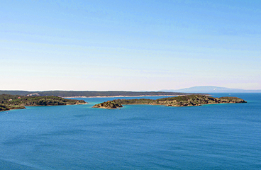 Luftaufnahme der Insel Rab und der umgebenden Adria