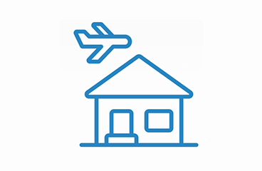 Een huis met een vliegtuig dat erover vliegt symboliseert dat wij dekken COVID-19 kosten en zorgen voor transport voor uw terugreis.