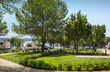 Park en percelen aan de zee bij Istra Premium Camping Resort in Poreč