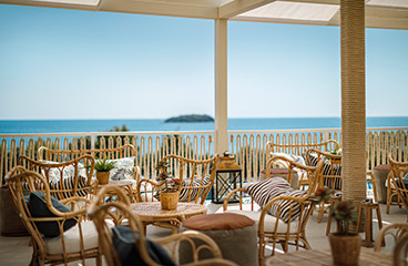 Terrazza soleggiata dell'Oliva Grill & Go con vista sul mare