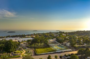 Luftaufnahme des grünen V Sport Parks im Istra Premium Camping Resort in Poreč