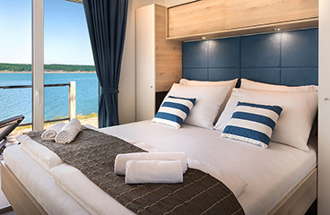 Prostrana spavaća soba s bračnim krevetom u Marbello Homeu s pogledom na more