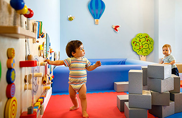 Small child playing in Maro Baby Club up to the age of 3 years