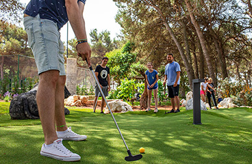 Ljudi igraju mini golf Terra Magica adventure s 18 rupa