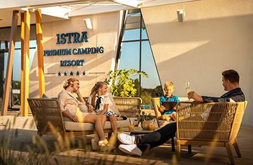Het gezin geniet van het terras van de lobby bar in het Istra Premium Camping Resort
