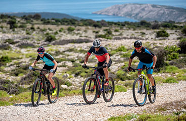 Frau spielt Tennis auf einem der beiden kleinen Tennisplätze im Ježevac Camping Resort
