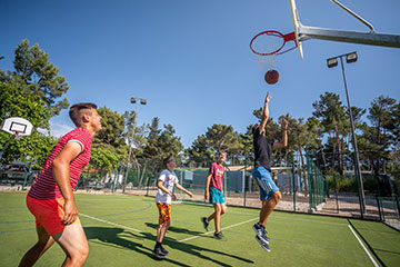 Mehrzwecksportplatz für Basketball und Fünf-gegen-Fünf-Fußball im Lager Ježevac